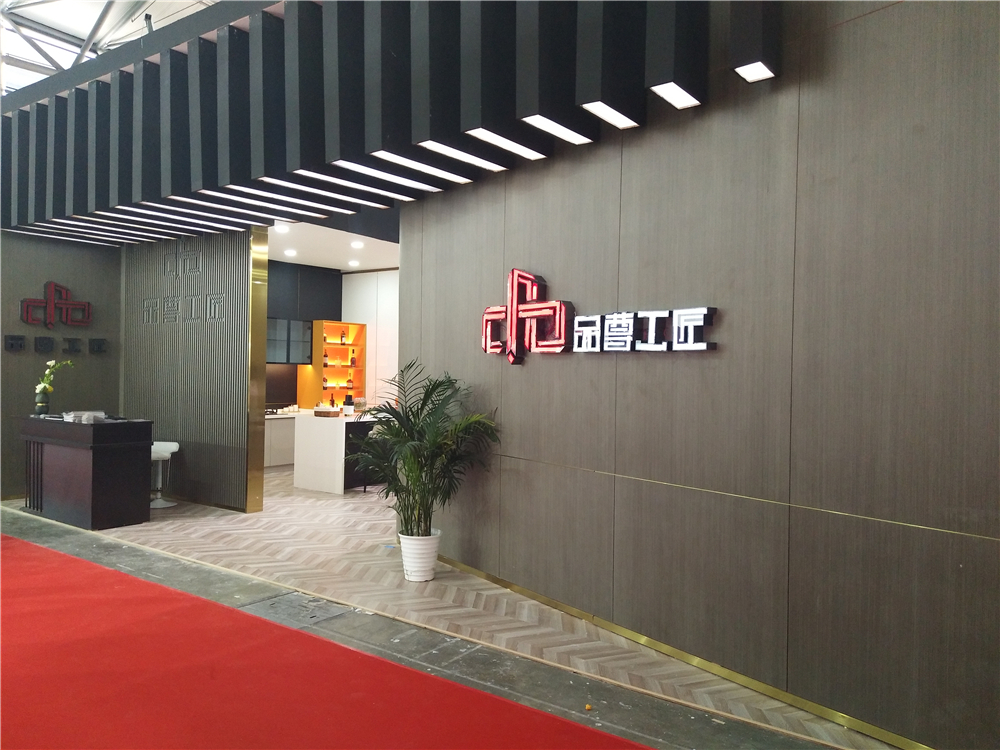 亚洲成人黄色在线观看 品尊工匠张董：原木现代轻奢，将环保进行到底(图2)